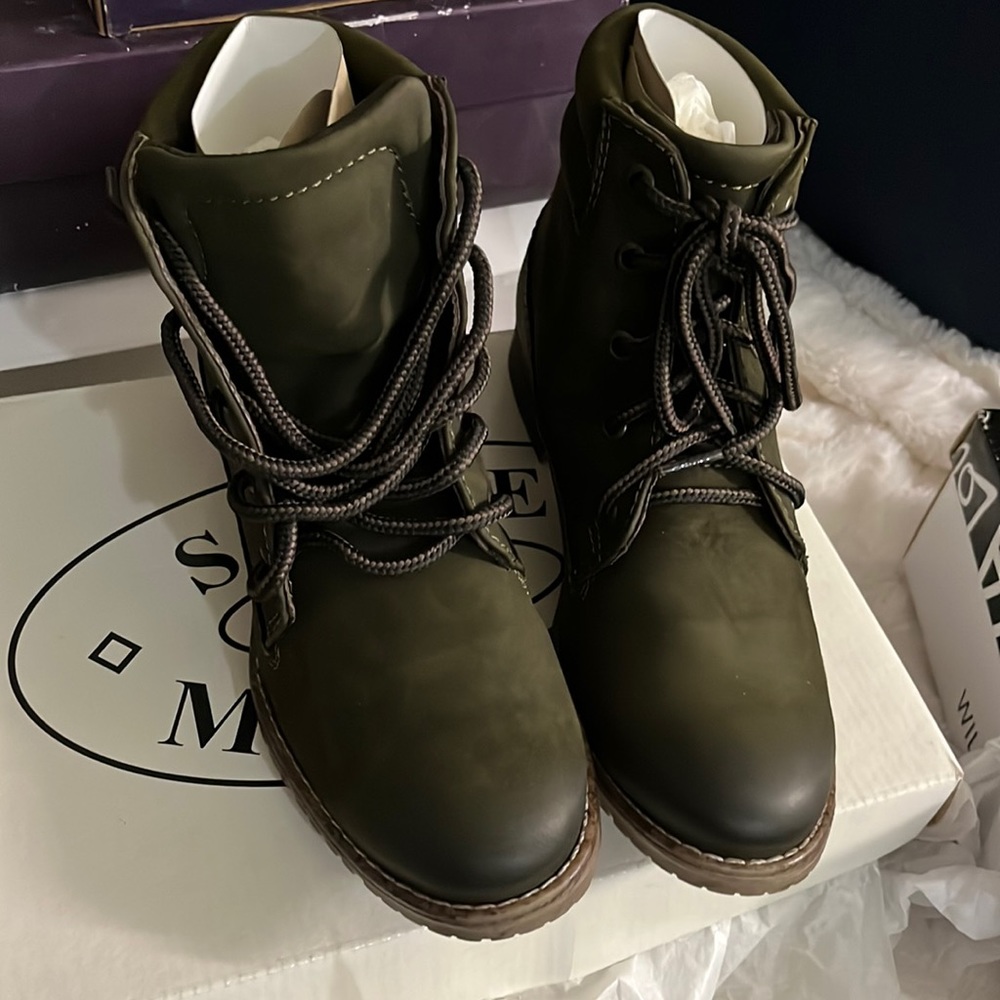 Steve Madden lace up boots olive green never worn